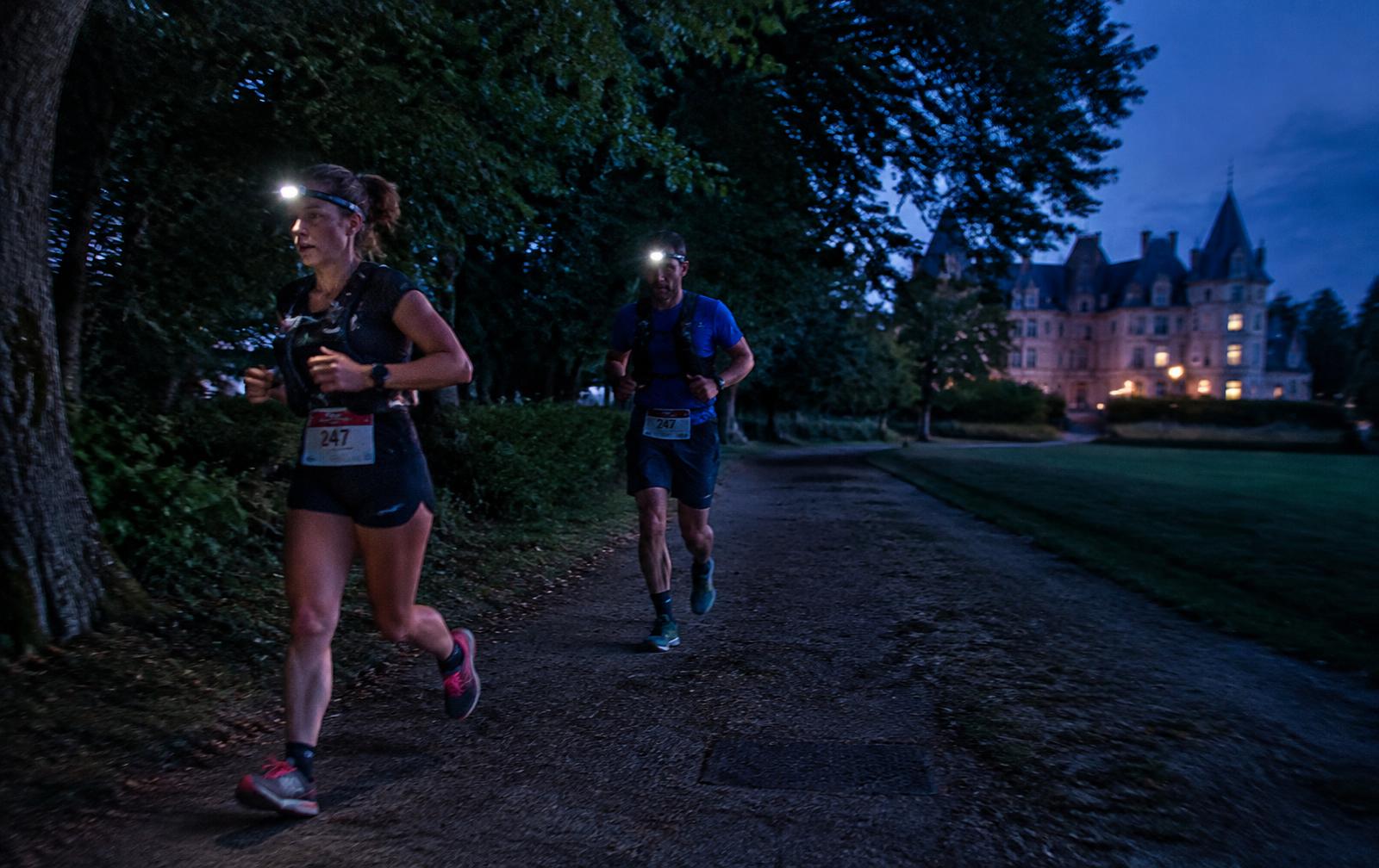 Coureurs à la frontale au Domaine de Candé